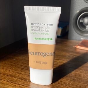 Neutrogena Flawless Matte CC Cream with Niacinamide (b3) in Shade Wheat 6.0